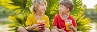 横幅长格式男孩喝健康的冰沙背景棕榈树芒果西瓜冰沙健康的营养维生素孩子们