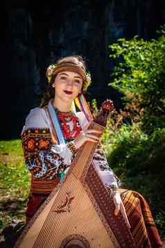 乌克兰女人班杜拉音乐的仪器执行人音乐
