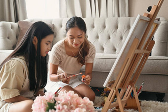 快乐年轻的女人享受绘画图片年轻的妹妹首页