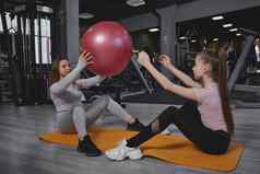 青少年女孩锻炼个人教练健身房