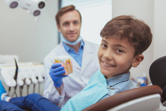 迷人的年轻的男孩牙齿检查牙医