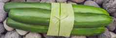 横幅长格式环保产品包装概念黄瓜包装香蕉叶替代塑料袋浪费概念替代包装