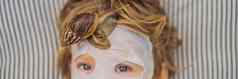 强烈年轻的面具蜗牛粘液孩子面具脸蜗牛蜗牛爬行脸面具水疗中心横幅长格式