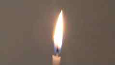 长火焰孤独的蜡烛黑暗白色背景
