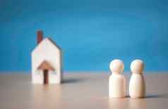 木数据人幸福房子蓝色的背景负担得起的住房抵押贷款购买概念年轻的家庭夫妻家庭巢复制空间