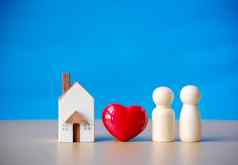家庭木数字站红色的心微型房子象征概念爱的关系家庭夫妇生活幸福蓝色的背景