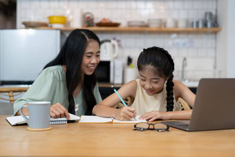 妈妈。亚洲孩子女孩<strong>学习</strong>移动PC电脑使家庭作业研究知识在线教育电子<strong>学习</strong>系统孩子们视频会议老师导师首页