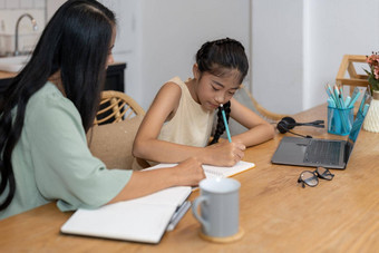 妈妈。亚洲孩子女孩在线学习移动PC电脑使家庭作业研究知识在线教育电子学习系统孩子们视频会议老师<strong>导师</strong>首页