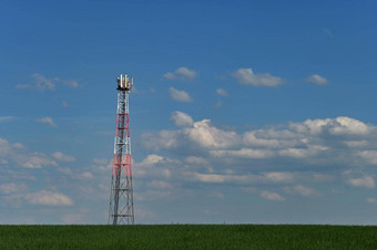 电信塔<strong>发射</strong>机GSM<strong>信号</strong>移动手机场背景蓝色的天空云概念现代技术行业