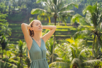 美丽的年轻的女人走典型的亚洲山坡上大米农业山形状绿色级联大米场梯田稻田乌布<strong>巴厘岛</strong>印尼<strong>巴厘岛</strong>旅行概念