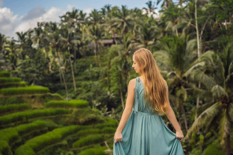 美丽的年轻的女人走典型的亚洲山坡上大米农业山形状绿色级联大米场梯田稻田乌布<strong>巴厘岛</strong>印尼<strong>巴厘岛</strong>旅行概念