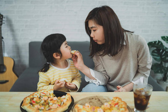 亚洲母亲孩子们活动首页妈妈。饲料披萨孩子们孩子们吃品尝意大利自制的披萨