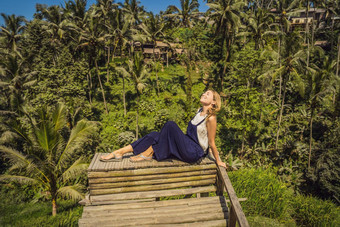 美丽的年轻的女人走典型的亚洲山坡上大米农业山形状绿色级联大米场梯田稻田乌布巴厘岛印尼巴厘岛旅行概念