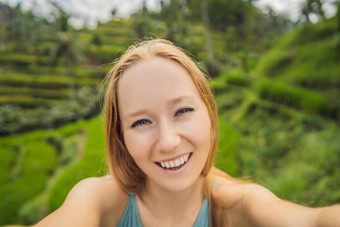 美丽的年轻的女人走典型的亚洲山坡上大米农业山形状绿色级联大米场梯田稻田乌布<strong>巴厘岛</strong>印尼<strong>巴厘岛</strong>旅行概念