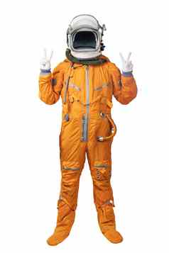 宇航员穿橙色宇航服头盔显示手胜利标志手势孤立的白色背景