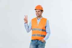 年轻的工人头盔快乐计数手指白色背景