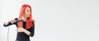 头发风格理发师人概念时尚的红发女人卷曲铁白色背景横幅复制空间的地方广告