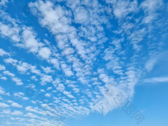 美丽的毛茸茸的白色云形成深蓝色的夏天<strong>天空</strong>