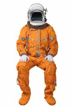 宇航员穿橙色宇航服开放空间头盔坐着孤立的白色背景