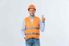 年轻的工人头盔快乐计数手指绿色背景