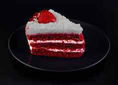 一块蛋糕覆盖蛋白质奶油草莓黑色的板黑色的背景孤立的