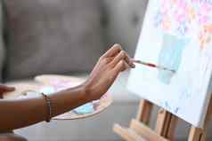 裁剪拍摄年轻的女人绘画图片帆布石油油漆