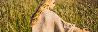 横幅长格式年轻的美丽的女人秋天景观干花小麦峰值时尚秋天冬天阳光明媚的秋天舒适的秋天毛衣时尚照片