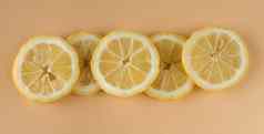 块柠檬柠檬切片片背景杏颜色隔离