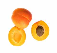 成熟的杏水果半白色背景隔离
