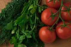 绿色分支红色的西红柿莳萝欧芹木董事会沙拉集