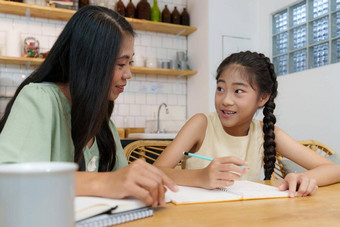 自主<strong>学习</strong>亚洲妈妈。年轻的女孩<strong>学生学习</strong>在线类电子<strong>学习</strong>在线教育概念