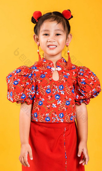 快乐亚洲中国人女孩微笑穿红色的旗袍
