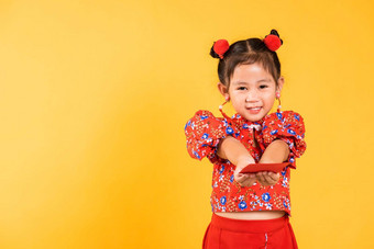 快乐亚洲中国人女孩微笑穿红色的旗袍递给报业红色的包货币礼物