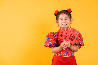 快乐亚洲中国人女孩微笑穿红色的<strong>旗袍旗袍</strong>持有报业红色的包货币礼物