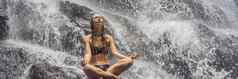 健康水疗中心假期瑜伽冥想概念年轻的女人坐着莲花位置岩石热带瀑布横幅长格式