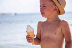 孩子哭吃冰奶油海滩