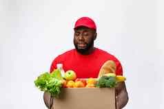 肖像交付非洲美国男人。红色的衬衫提升重重量杂货店盒子孤立的白色背景
