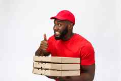 交付概念肖像快乐非洲美国交付男人。持有披萨盒子包显示拇指孤立的灰色工作室背景复制空间