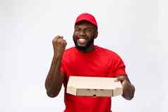 照片快乐非洲美国男人。交付服务红色的t恤帽给食物订单持有披萨盒子孤立的白色背景