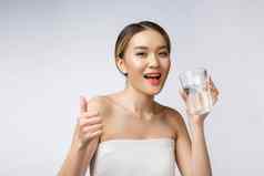 放松年轻的微笑女人喝清洁水