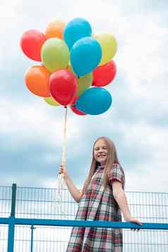 十几岁的女孩色彩斑斓的氦空气气球有趣的在户外渐变聚会，派对享受夏天