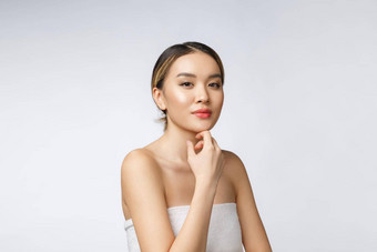肖像美丽的亚洲女人化妆化妆品女孩手触摸脸颊脸美完美的健康孤立的白色背景