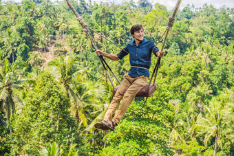 年轻的男人。摆动丛林热带雨林<strong>巴厘岛</strong>岛印尼摇摆不定的热带地区波动趋势<strong>巴厘岛</strong>