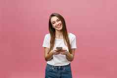 照片快乐的可爱的美丽的年轻的女人聊天移动电话孤立的粉红色的墙背景