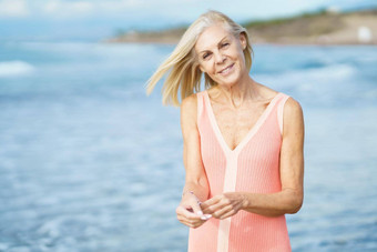 上了年纪的女享受退休海边撤退高级女人海岸海滩