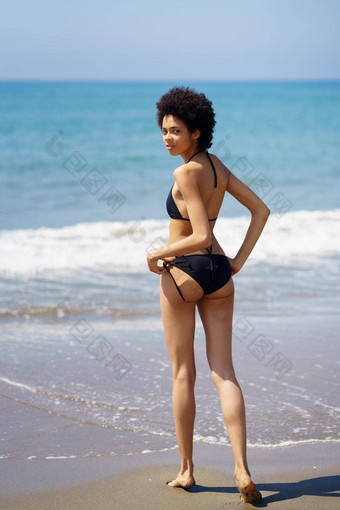 后视图<strong>黑色</strong>的女孩苗条的身体穿<strong>比基尼</strong>热带海滩