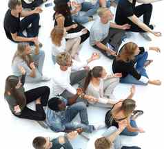 集团多样化的年轻的人冥想坐着地板上