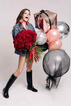 华丽的时尚的浅黑肤色的女人女人群空气气球红色的玫瑰