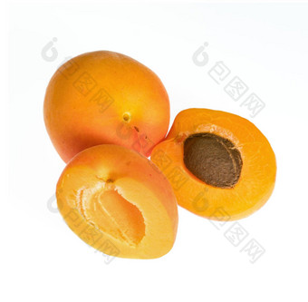 成熟的杏水果划分部分白色背景隔离