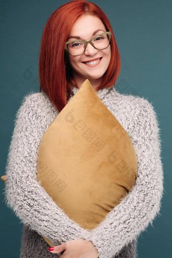 工作室肖像女人毛衣拥抱枕头